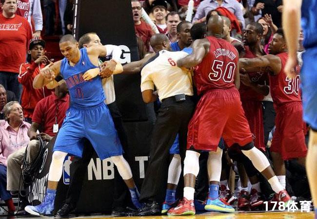  圣诞大战冷清收场，谁说篮球是热血激情的代表？