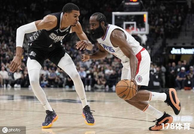 NBA新赛季大戏马刺击退开拓者，文班与布兰纳姆谁更胜一筹？