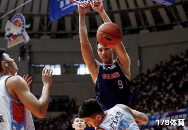 19投11中狂揽26分8板4帽，球迷疯狂