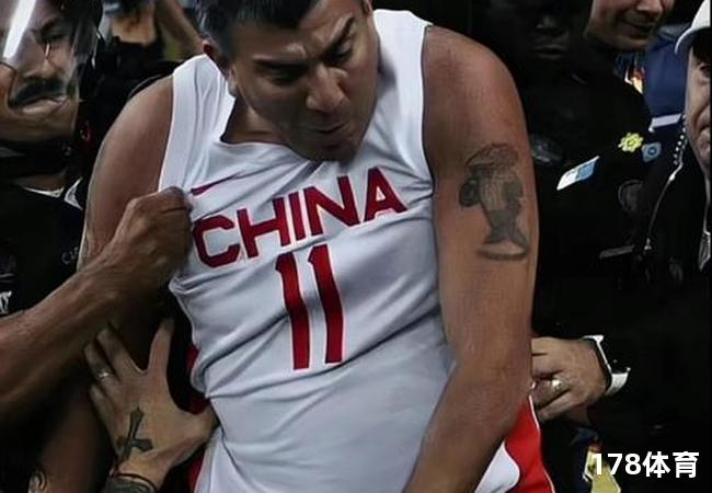 东莞大哥用直升机吊起易建联球衣，引爆社交媒体！ 第2张