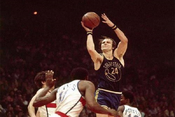 勇士队24号的名字是，勇士队24号退役了吗