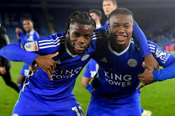 莱斯特城3-2击败伯明翰，球迷戴瓦尔迪面具嘲讽鲁尼