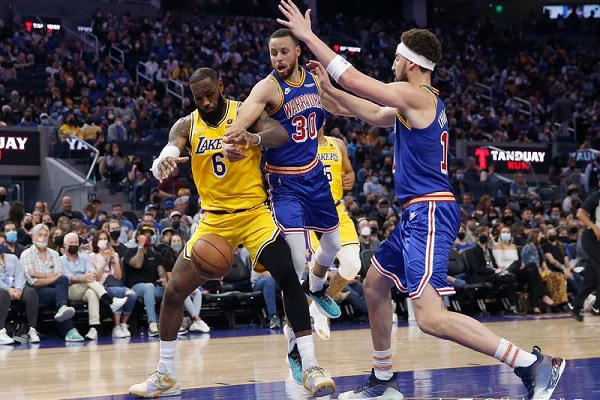 勇士主场128-110湖人，库里32分浓眉27分！