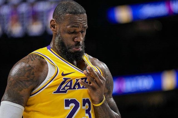 NBA现役球员第四节总得分排名：詹姆斯排第一！