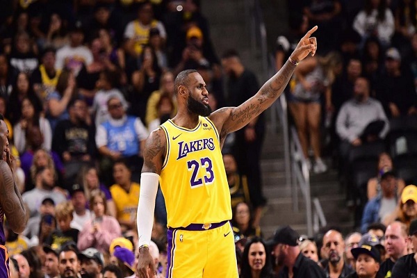 NBA现役球员第四节总得分排名：詹姆斯排第一！ 第3张