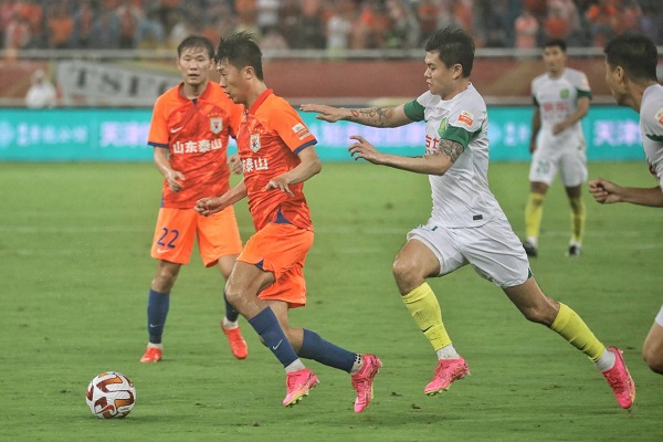 泰山队备战今晚亚冠，5名球员参加公开训练  第1张