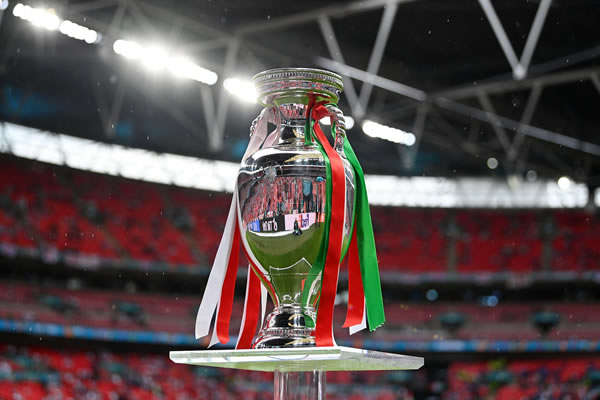 欧洲杯冠军奖杯需要归还吗？ 第1张