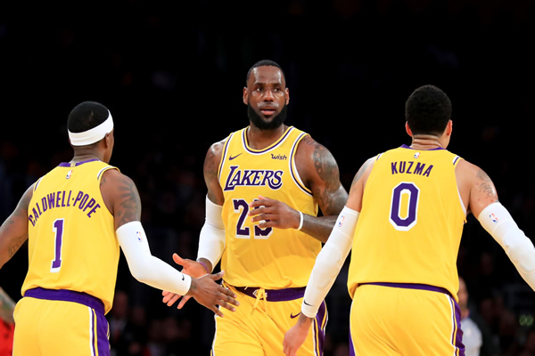 湖人附加赛战胜鹈鹕，成功锁定季后赛席位 第2张