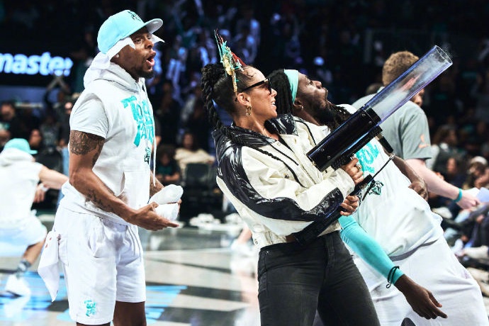 WNBA焦点战：纽约自由客场挑战达拉斯飞翼，强强对话谁主沉浮？