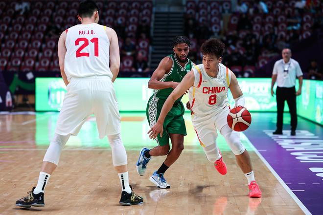 亚洲杯C组激战：中国男篮力克沙特男篮，胡金秋赵睿闪耀开门红