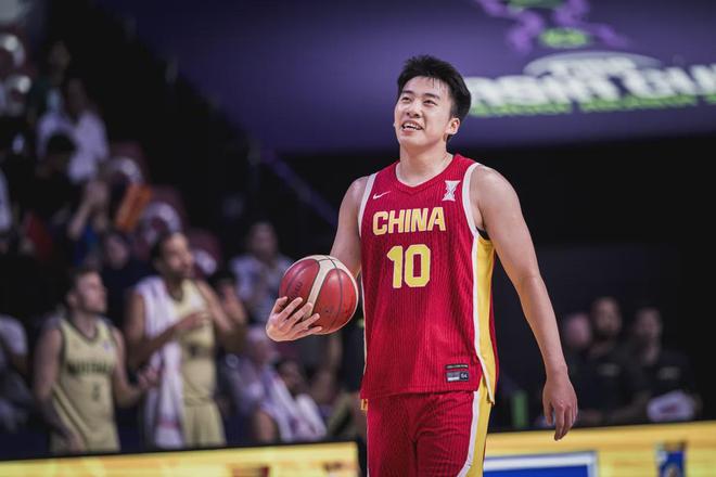 男篮亚洲杯：胡明轩胡金秋闪耀，中国1分惜败澳大利亚获亚军