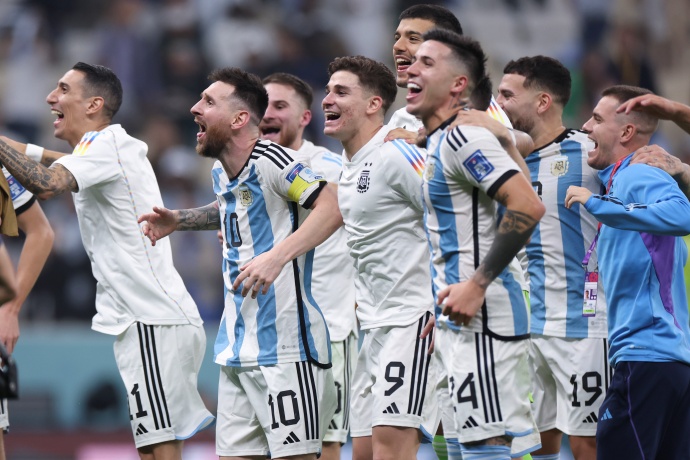 世预赛南美区焦点战：阿根廷主场碾压委内瑞拉，巩固榜首优势 第2张