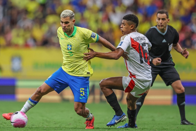 世预赛南美区焦点战：巴西主场碾压智利，巩固晋级优势 第2张