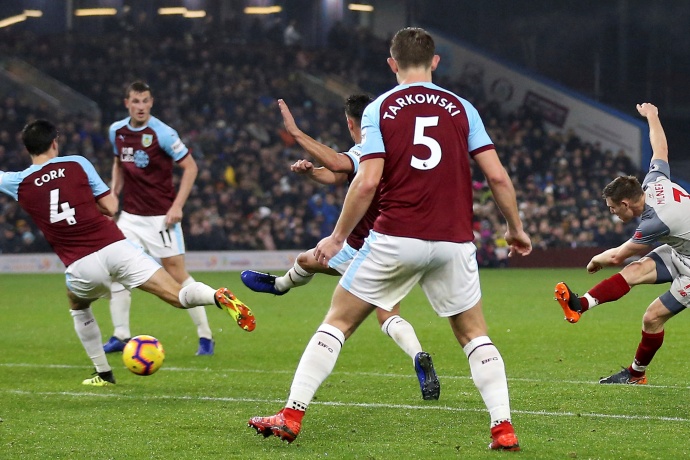 利物浦1-0险胜伯恩利：萨拉赫绝杀领航，四连胜强势领跑积分榜 第2张