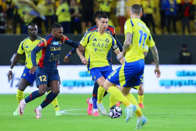 利雅得胜利2-0拉斯永恒：马内伊尼戈建功，C罗错失良机难掩胜局风采