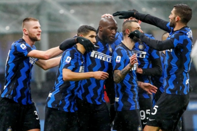 欧冠焦点战：阿贾克斯青春风暴难撼国米铁血防线，蓝黑军团或小胜开局