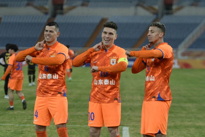 齐鲁德比烽烟再起:青岛海牛VS山东泰山——保级队与争冠队的生死博弈 第2张 齐鲁德比烽烟再起:青岛海牛VS山东泰山——保级队与争冠队的生死博弈 第2张