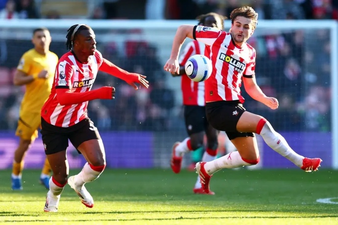 利物浦险胜南安普顿：小基耶萨闪耀，埃基蒂克红牌离场 第2张