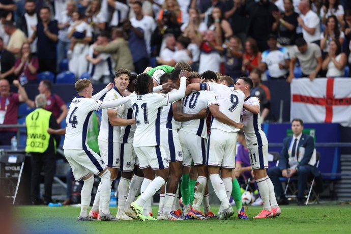 英格兰3-0完胜威尔士 萨卡传射建功领衔三连胜，三狮军团友谊赛展雄风 第2张