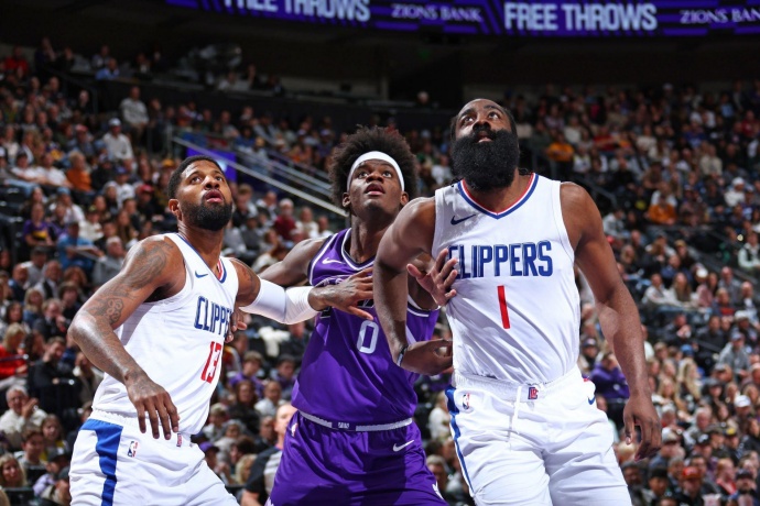 快船三巨头轻取广州，新援闪耀助队首胜