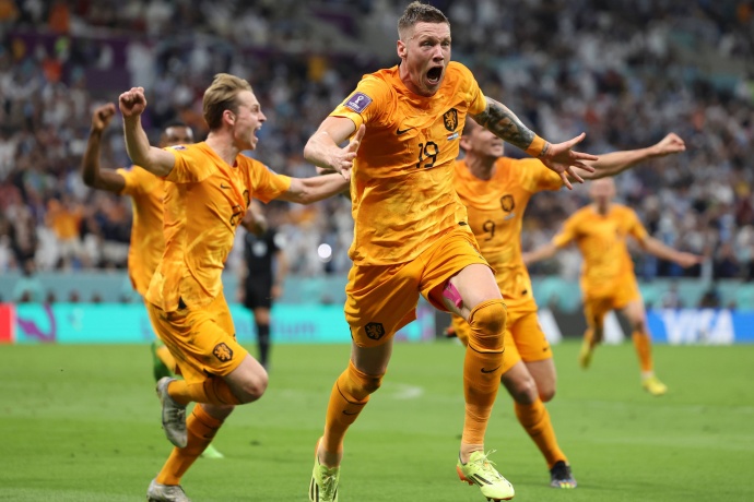 荷兰4-0狂胜芬兰：范迪克领衔，世预赛G组强势领跑 第2张