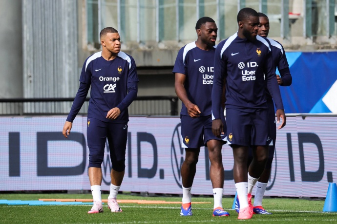 冰岛主场顽强阻击!帕尔森赫林森建功 法国2-2憾平仍领跑D组