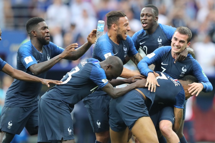 冰岛主场顽强阻击！帕尔森赫林森建功 法国2-2憾平仍领跑D组 第2张