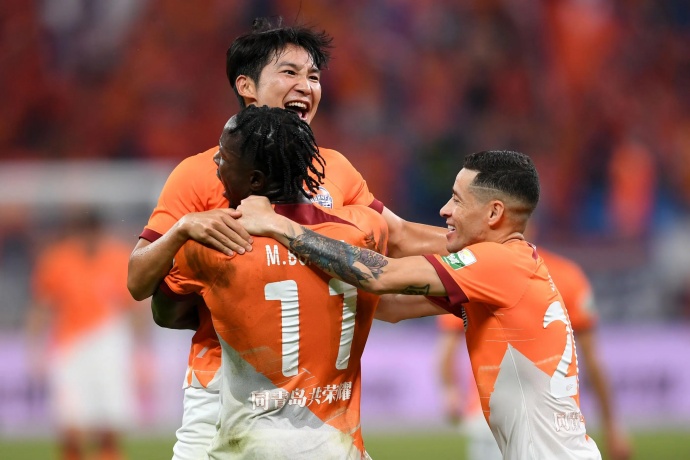 萨里奇神勇！青岛海牛客场4-2逆转国安，破多重魔咒逃离降级区