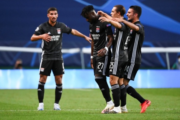 法甲焦点战：巴黎3-2险胜里昂，内维斯补时绝杀，榜首之争再掀波澜