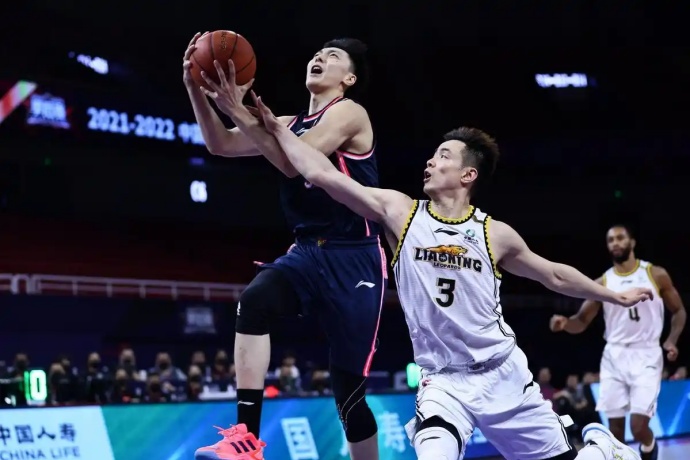 广东男篮强势晋级：107-65大胜天津，王睿泽闪耀全场