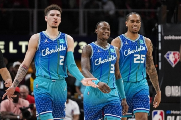 湖人客场力克黄蜂，东契奇里夫斯携手发威助队稳居前列