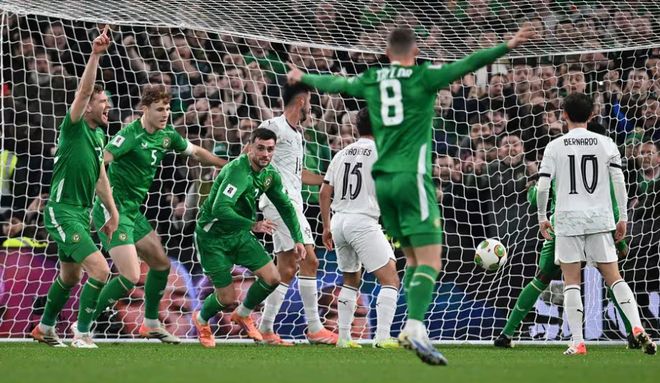 世预赛风云：葡萄牙0-2负爱尔兰，C罗首遭红牌，小组出线蒙阴云 第2张