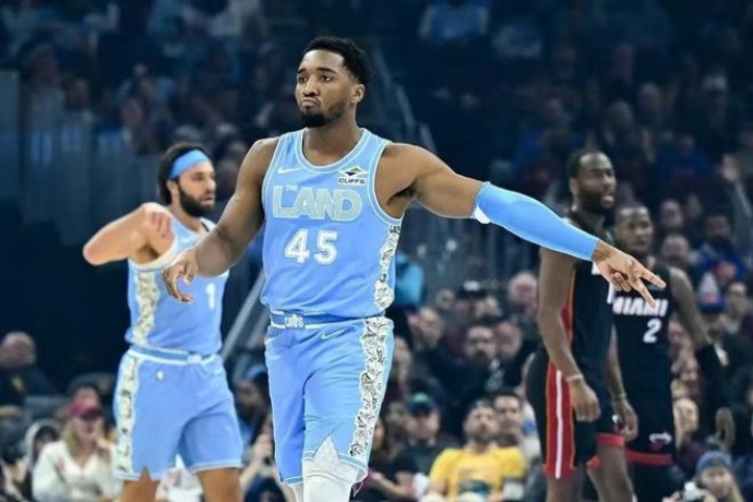 11月18日NBA常规赛：骑士雄鹿强强对话，谁能笑傲赛场？ 第2张