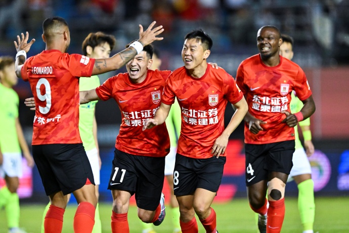 中超收官战:青岛西海岸主场迎战长春亚泰,胜负悬念几何? 第2张 中超收官战:青岛西海岸主场迎战长春亚泰,胜负悬念几何? 第2张