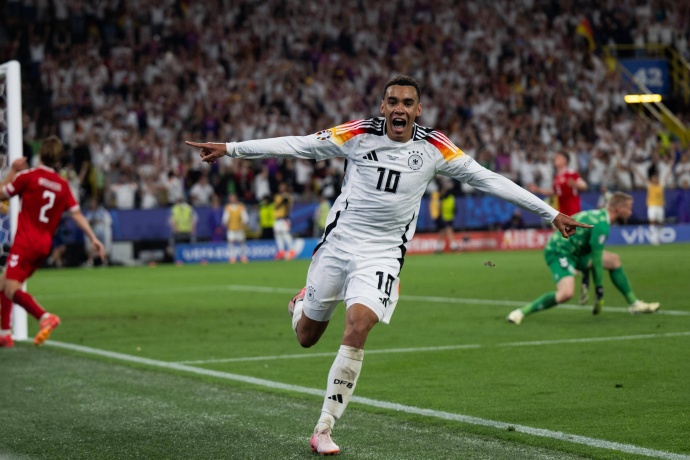 德国6-0狂胜斯洛伐克，强势晋级美加墨世界杯，众星闪耀铸就辉煌