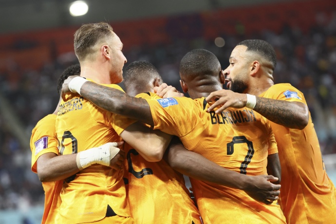 荷兰4-0横扫立陶宛，赖因德斯等众将闪耀，G组头名稳坐 第2张