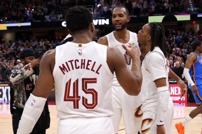 骑士双杀雄鹿：米切尔闪耀，字母哥伤退难挽败局