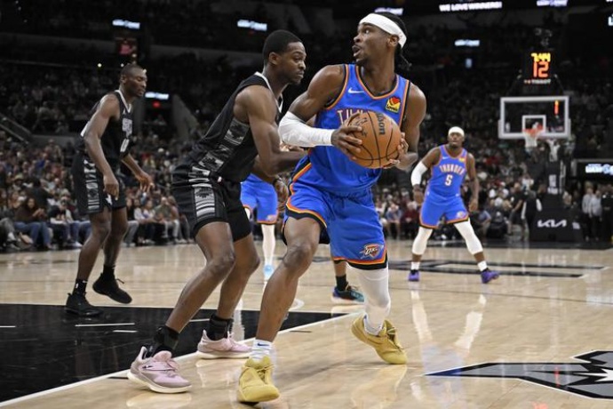 马刺力克灰熊：福克斯巴恩斯双星闪耀，灰熊憾失逆转良机