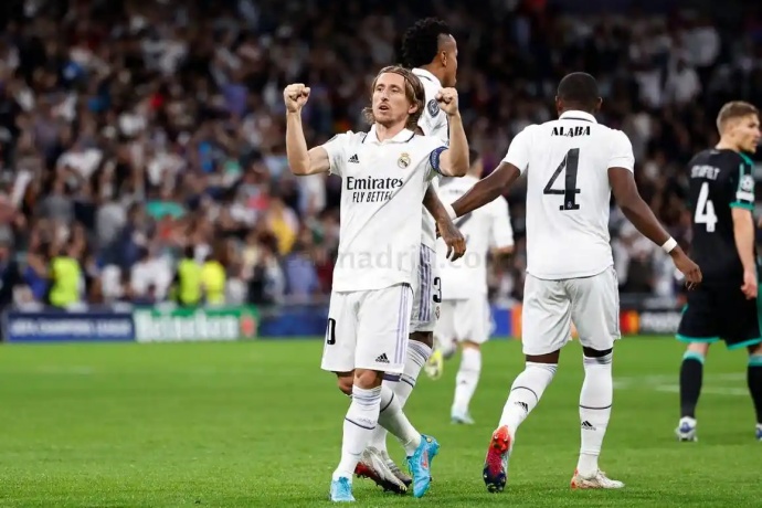 皇马客场2-2战平埃尔切，贝林厄姆救主仍难掩联赛两连平隐忧，榜首仅1分优势 第2张