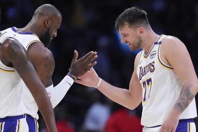 里夫斯狂飙44分，八村塁绝杀！湖人险胜猛龙稳固排名